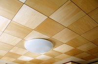 洋室天井
シナ合板を300角で互い違いに貼りました。