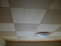 天井　
シナ合板自然塗料塗布
900角のシナ合板を目透しで並べるのはかなり難しいです。